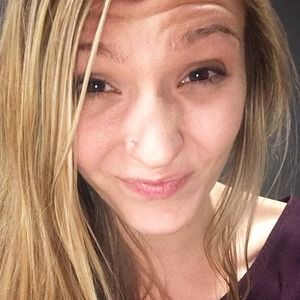 Meet your Posher, Larisa